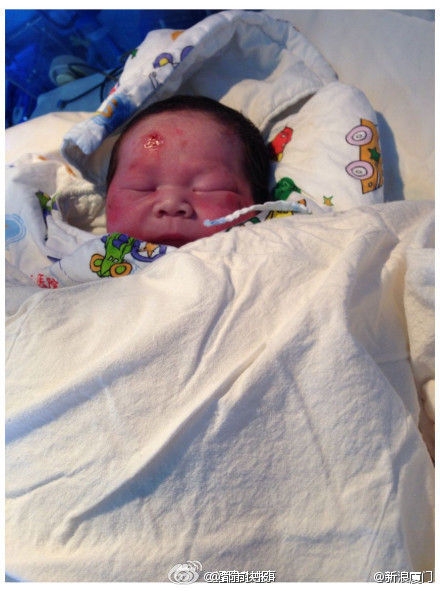 厦门一对夫妻车祸遇难 孕妇腹中胎儿被撞出存活