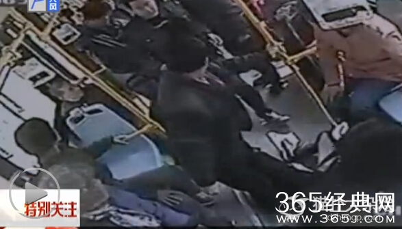 实拍大妈公交车上玩假摔 乘客帮忙被反咬