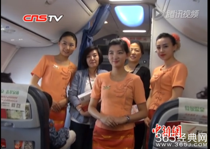 云南空姐向乘客玩泼水，万米高空体验傣族风情