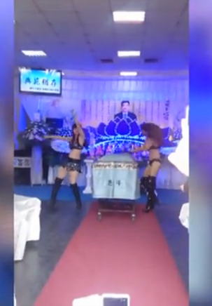 丈夫出殡妻子深知丈夫生前爱看美女 请辣妹入灵堂热舞