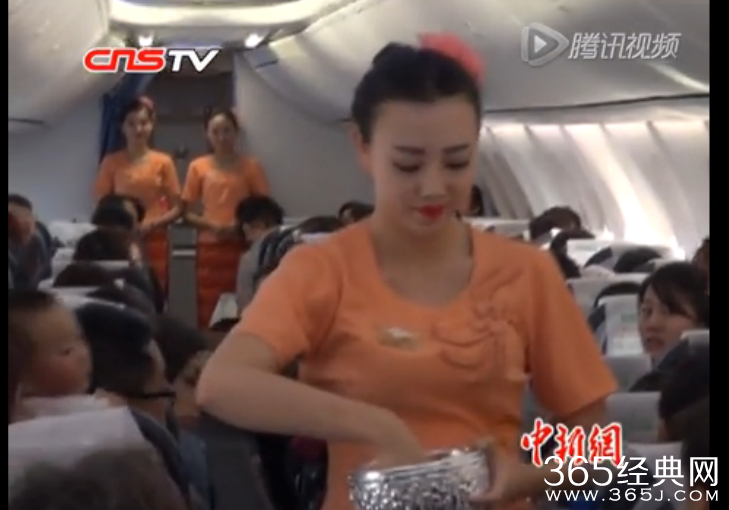 云南空姐向乘客玩泼水，万米高空体验傣族风情