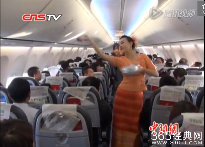 云南空姐向乘客玩泼水，万米高空体验傣族风情