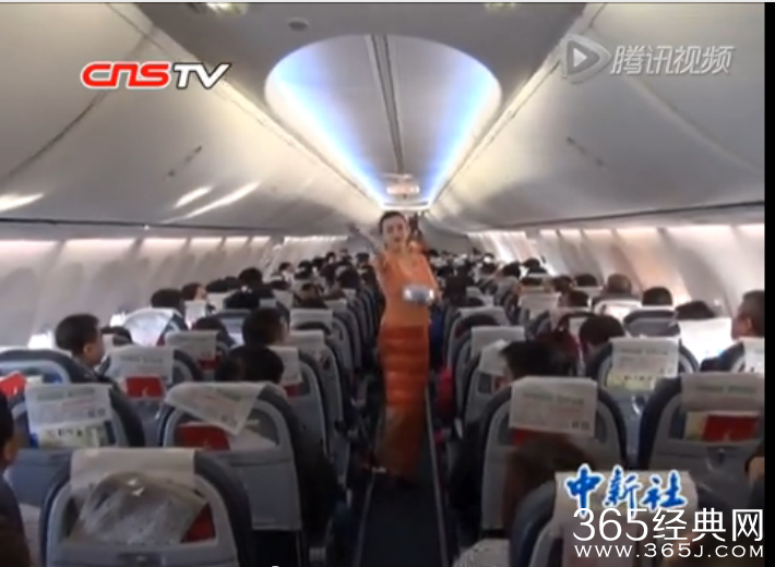云南空姐向乘客玩泼水，万米高空体验傣族风情