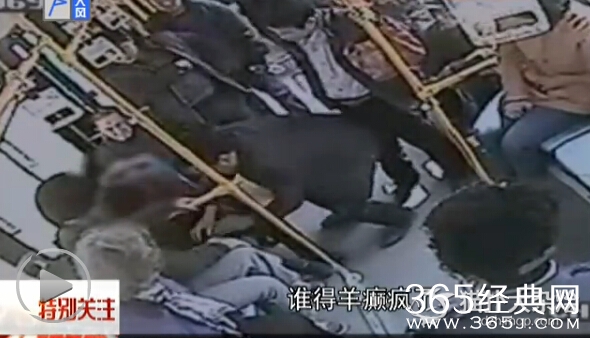 实拍大妈公交车上玩假摔 乘客帮忙被反咬