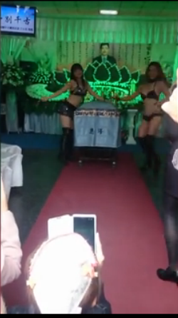 丈夫出殡妻子深知丈夫生前爱看美女 请辣妹入灵堂热舞