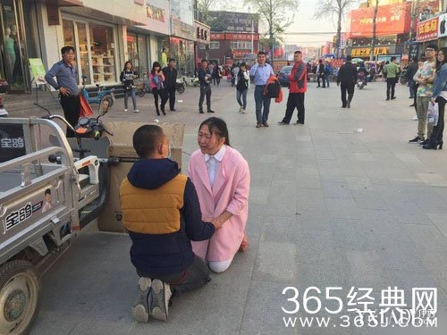 女孩卖拥抱救男友让人感动 女孩男友身患何病？