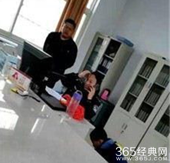 河南女警上班吃零食骂百姓被停职_河南女警为什么骂百姓_吃零食骂百姓女警照片曝光