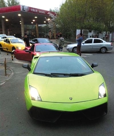 北京豪车车祸受伤女子已出院 车主母亲称不认识，到底发生了什么？