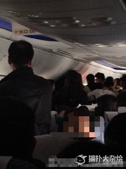 4名女子飞机上因调座椅互殴扯发 被拘留5天