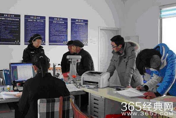 河南女警上班吃零食骂百姓被停职_河南女警为什么骂百姓_吃零食骂百姓女警照片曝光