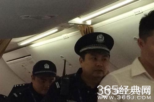 4名女子飞机上因调座椅互殴扯发 被拘留5天