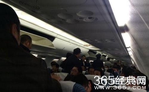 4名女子飞机上因调座椅互殴扯发 被拘留5天