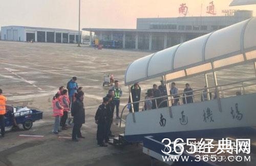 4名女子飞机上因调座椅互殴扯发 被拘留5天