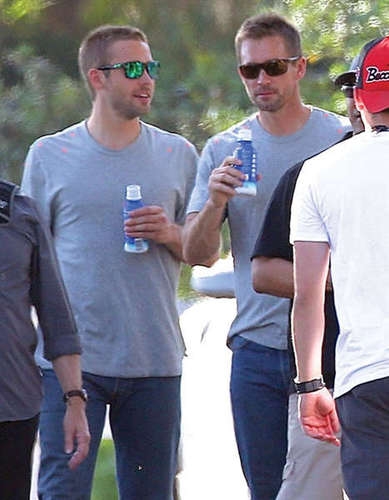 保罗-沃克两位亲弟弟为哥哥当“替身”补拍