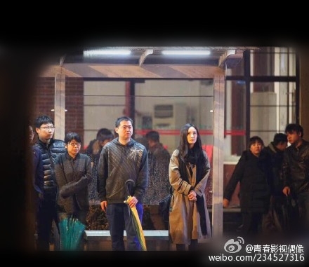 《我是证人》现场照曝光 杨幂长发清丽鹿晗滑旱冰险摔倒