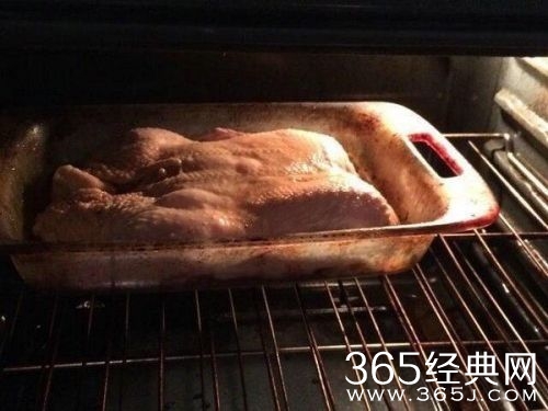 医学生炖鸡照网络爆红 靠解剖功底将鸡脱骨