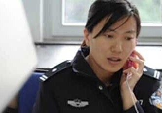 河南女警上班吃零食骂百姓被停职_河南女警为什么骂百姓_吃零食骂百姓女警照片曝光