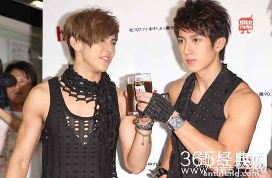 汪东城录节目避谈吴尊 秀腹肌尺度大开