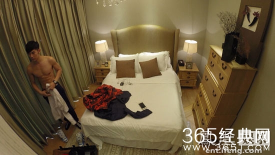 汪东城录节目避谈吴尊 秀腹肌尺度大开