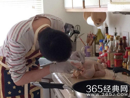 医学生炖鸡照网络爆红 靠解剖功底将鸡脱骨