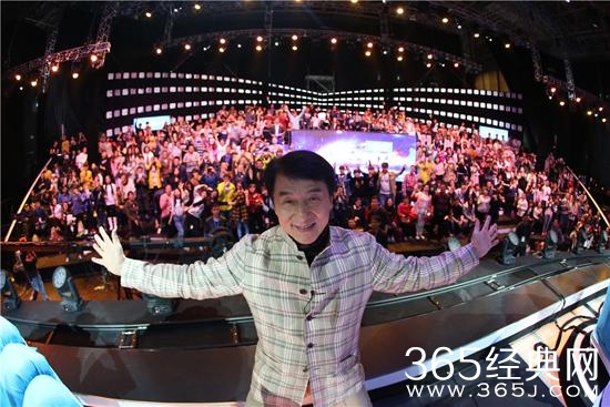 在《我看你有戏》中冯小刚因为什么为成龙放话：全世界都尊重他 有事冲我来