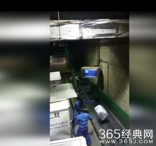 实拍机场托运员暴力运送行李箱_搬起后随手乱扔_暴力运送行李箱是哪家航空公司