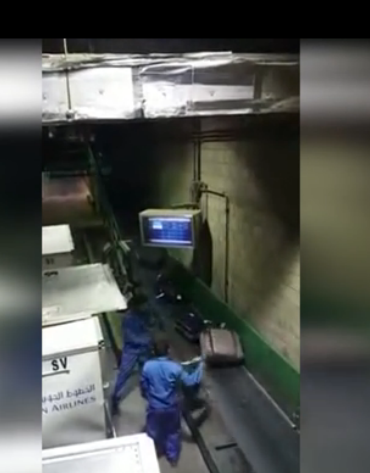 实拍机场托运员暴力运送行李箱_搬起后随手乱扔_暴力运送行李箱是哪家航空公司