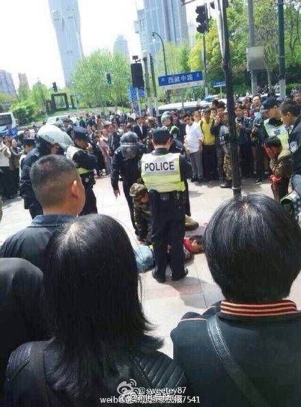 上海人民广场发生持刀砍人案 现场血迹10多米