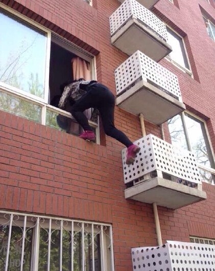 谢霆锋现身校园 体育大学女生爬楼围观