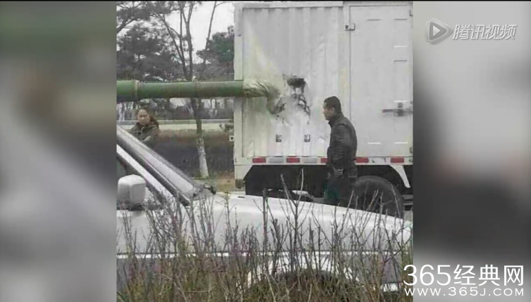 实拍吉林长春一军用坦克追尾一辆货车
