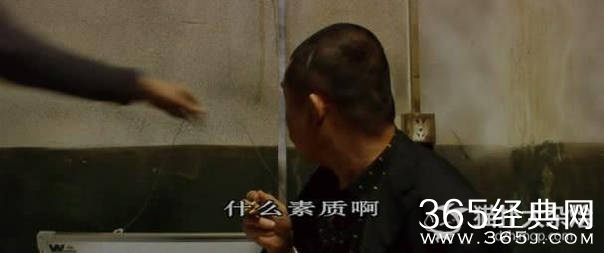 你跟马桶有什么仇？非用这高难度的姿势