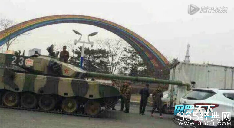实拍吉林长春一军用坦克追尾一辆货车