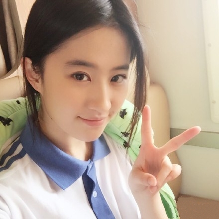 刘亦菲精美校服造型曝光