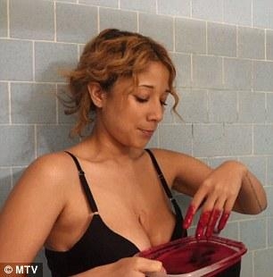 19岁嫩模为永葆青春用猪血洗澡