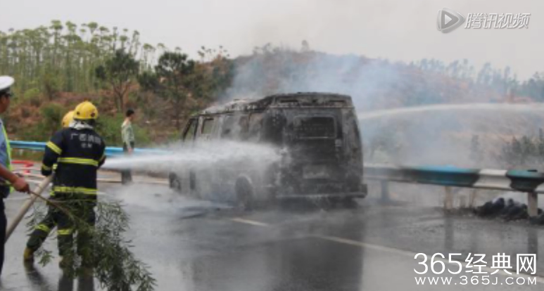 广西运钞车起火烧毁11箱钞票并引燃山火