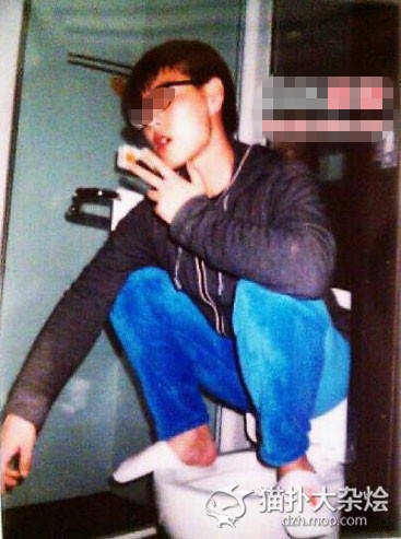 你跟马桶有什么仇？非用这高难度的姿势