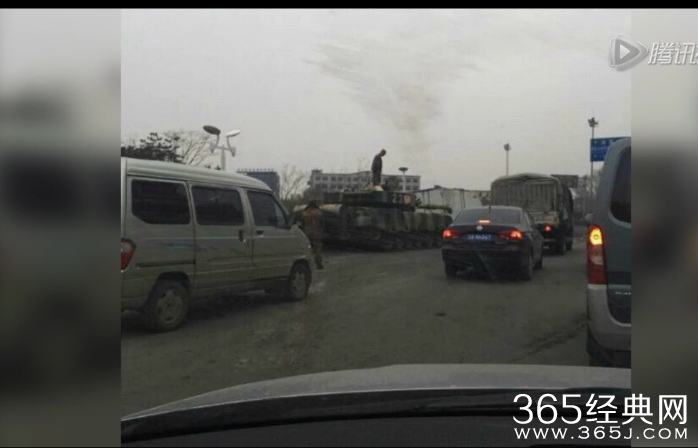 实拍吉林长春一军用坦克追尾一辆货车