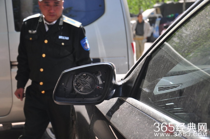 窃贼盗宝马车后视镜 留纸条称千元可赎回
