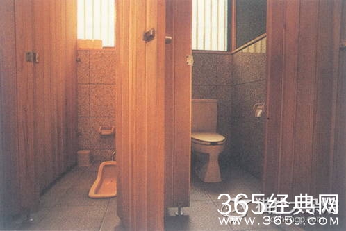 你跟马桶有什么仇？非用这高难度的姿势