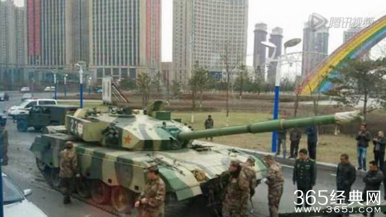 实拍吉林长春一军用坦克追尾一辆货车