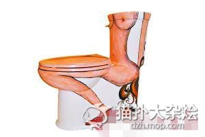 你跟马桶有什么仇？非用这高难度的姿势