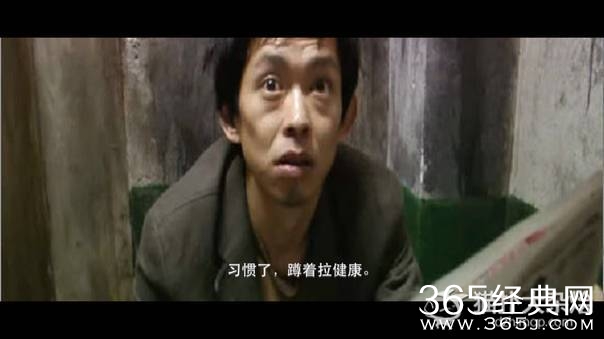 你跟马桶有什么仇？非用这高难度的姿势