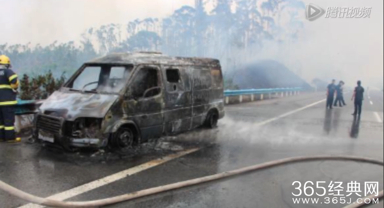广西运钞车起火烧毁11箱钞票并引燃山火