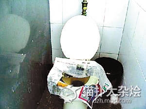 你跟马桶有什么仇？非用这高难度的姿势