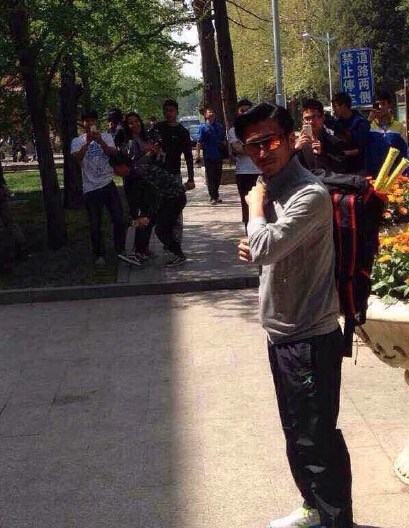 谢霆锋现身校园_体育大学女生爬楼围观_体育大学的女生都是女汉子啊