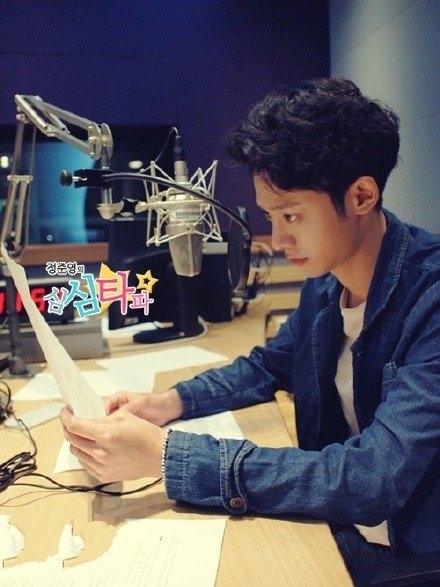 因为EXO去了《蓝色的夜晚》所以郑俊英放弃电台收听率随意主持。