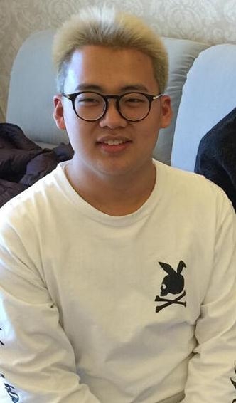  郭德纲晒四口照片为妻庆生 两子相差多少岁