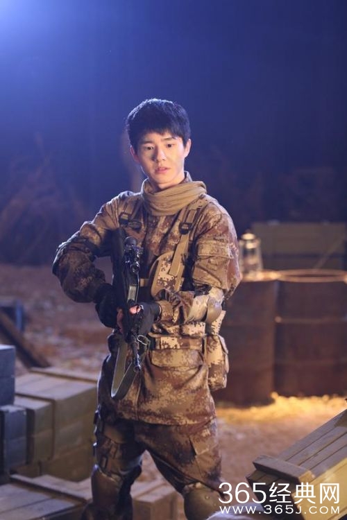 《真正男子汉》最新预告 真枪实弹持枪训练 刘昊然脸红心跳很激动