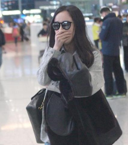 杨幂素颜现身面部凹陷显憔悴 不时捂嘴咳嗽