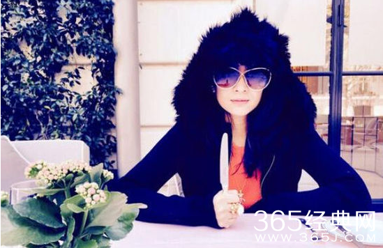 章子怡手握餐刀表情冷酷 疑为汪峰涉赌传闻抱不平